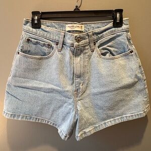 Abercrombie & Fitch Curve Love The 4'' Mom High Rise.